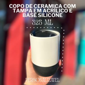 Copo cerâmica com tampa em acrílico e base de silicone Cerâmica com tampa em acrílico e base de silicone. 325ml   Tampa em acrílico: moderna, resistente e prática;  Base de silicone antiderrapante: mais segurança e proteção para superfícies; une elegância e funcionalidade no dia a dia. Personalizável com nome, frase, fotos ou arte exclusiva.